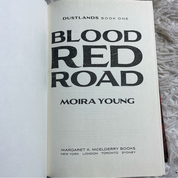 Dust Lands Blood  Red Road By Moira Young - Hardcover - Picture 4 of 6